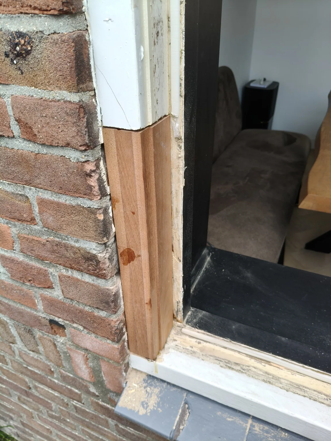 Kozijnstijl met een nieuw houten deel, vóór verdere afwerking