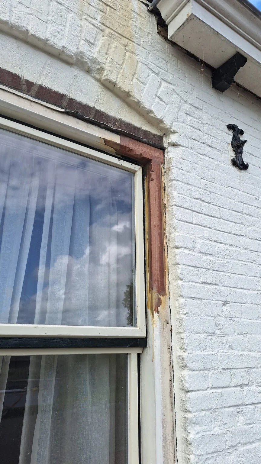 Detail van de vrijgelegde aansluiting boven een buitenkozijn